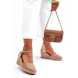 Sandálias de cunha bege camurça 6