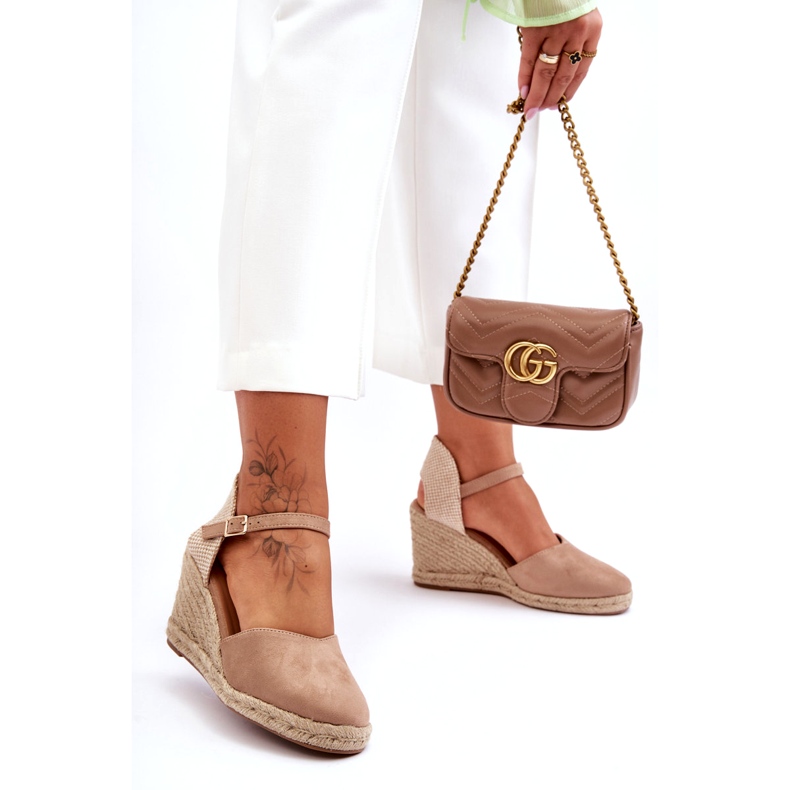 Sandálias de cunha bege camurça 6