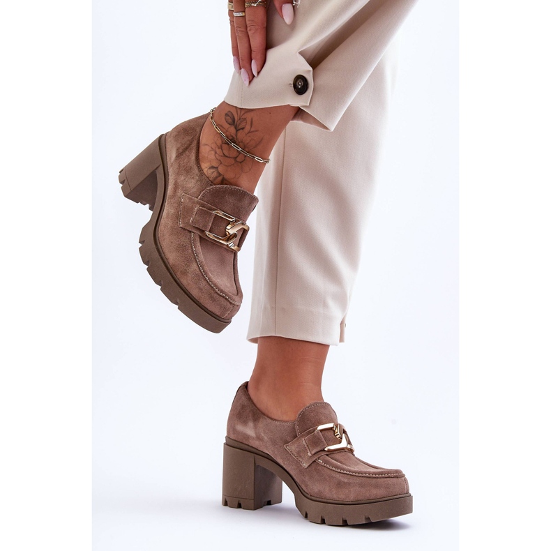 Lemar Sapatos elegantes Harmell bege escuro em um pilar com um ornamento dourado 1