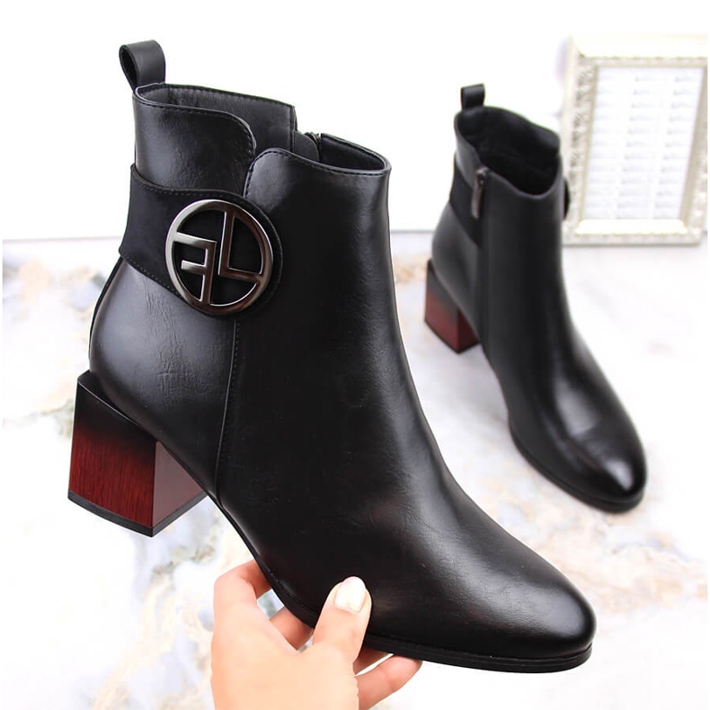 Botas femininas em poste decorativo preto Potocki SZ12227 1