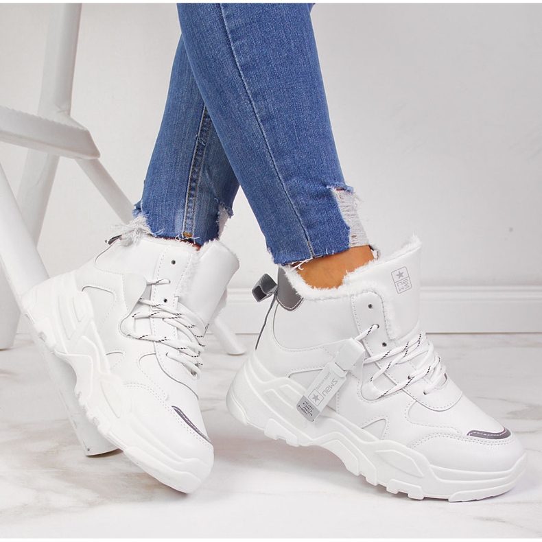 Sapatilhas isoladas de mulher com sola grossa branca NEWS branco 1