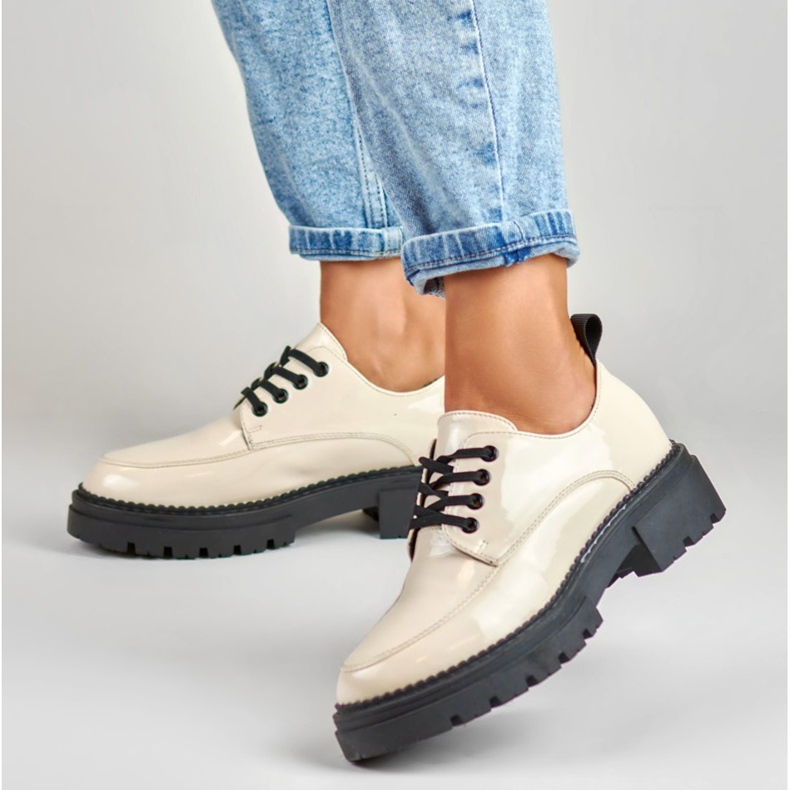 La.Fi Sapatos com atacadores lacados bege 1