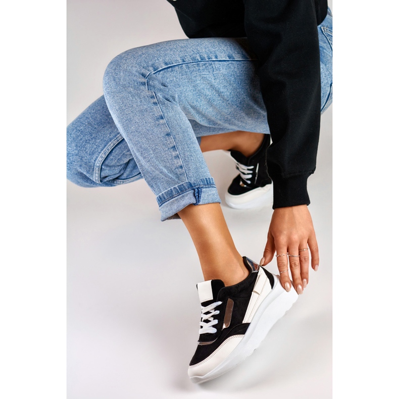 Tênis esportivo preto com sola branca 1