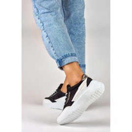 Tênis esportivo preto com sola branca 2