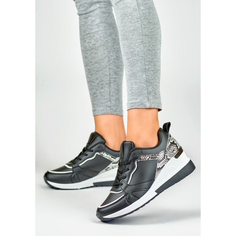 Sapatos de mulher pretos com atacadores e cunha baixa 2