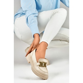 Mocassim bege com fivela dourada 1
