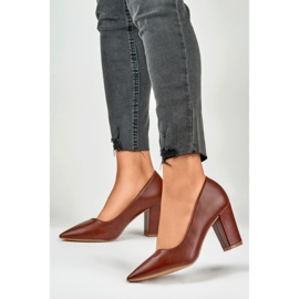 Bombas Borgonha em um salto confortável vermelho 2