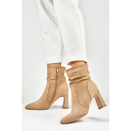 Botas bege femininas em poste decorado 2