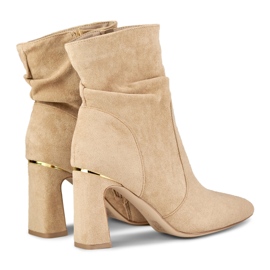 Botas bege femininas em poste decorado 1