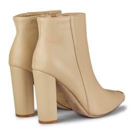 Botas de senhora bege escuro com tachas decorativas 1 Botas de senhora bege escuro com tachas decorativas 1