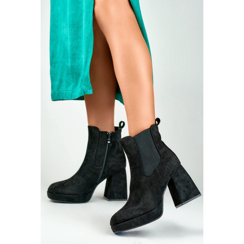 Botas pretas de camurça feminina com salto alto bege 2 Botas pretas de camurça feminina com salto alto bege 2