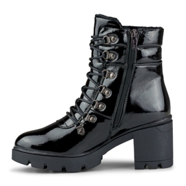 Botas femininas pretas lacadas no poste preto 1