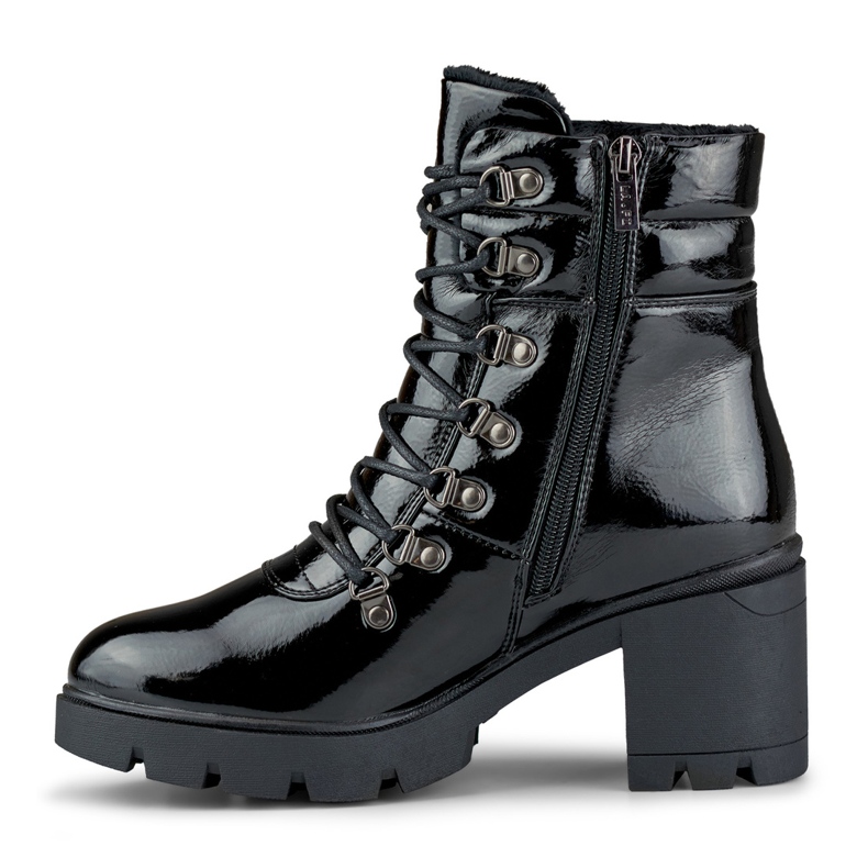 Botas femininas pretas lacadas no poste preto 1