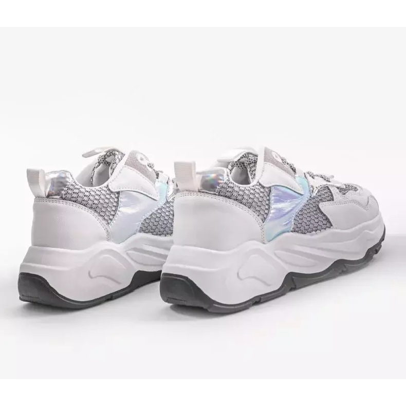 Tênis esportivos brancos com inserções RAL-63 cinza 2