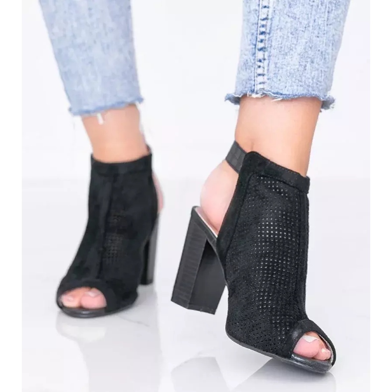 Sandálias pretas com orifícios no poste Veronika preto 2