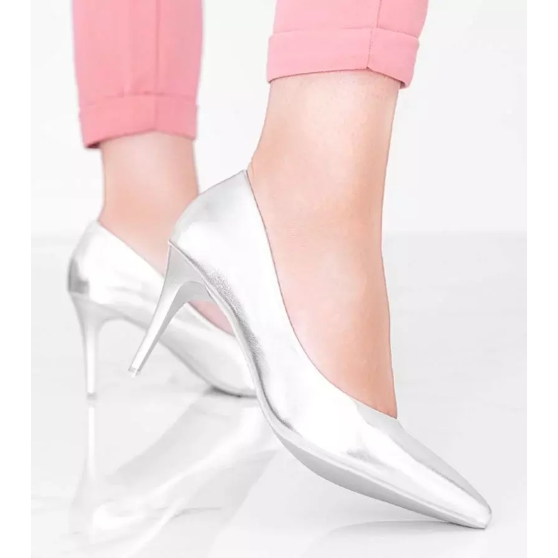Sapatos de prata em um salto Venicia 2