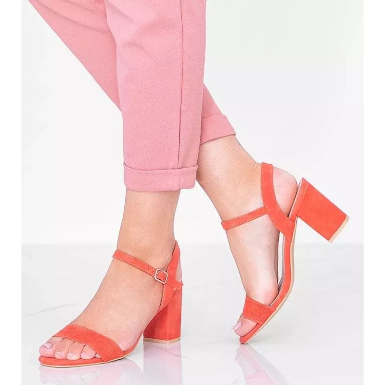 Sandálias laranja no post Lauren 2