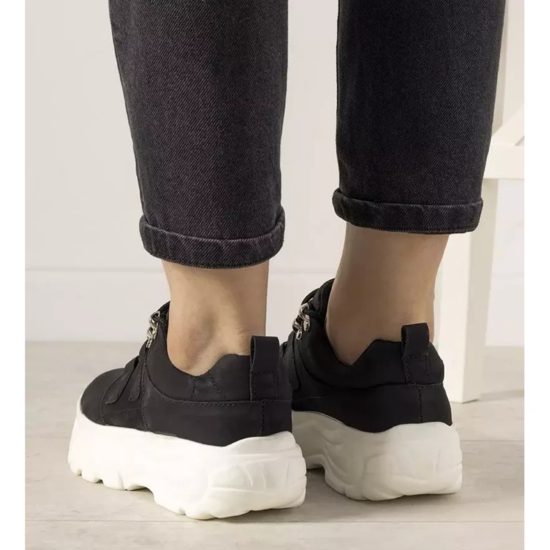 Tênis esportivos pretos com sola alta Luna 2