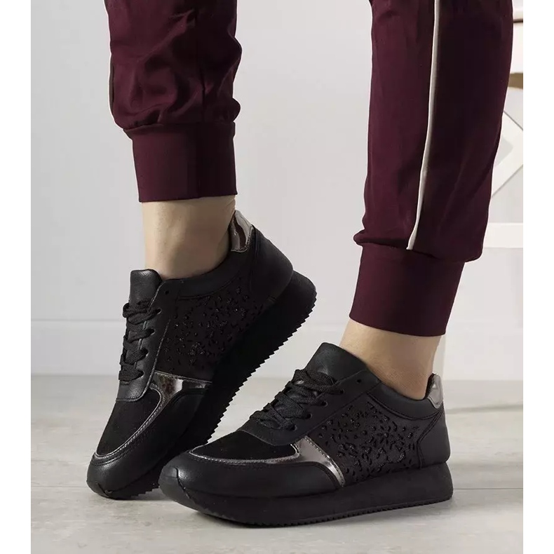 Tênis esportivos pretos com um padrão de Festival de bordados 1