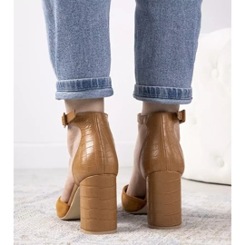 Bombas de camelo no posto de Natalie marrom 2