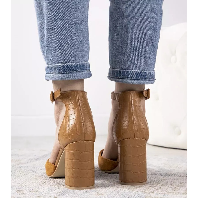 Bombas de camelo no posto de Natalie castanho 2