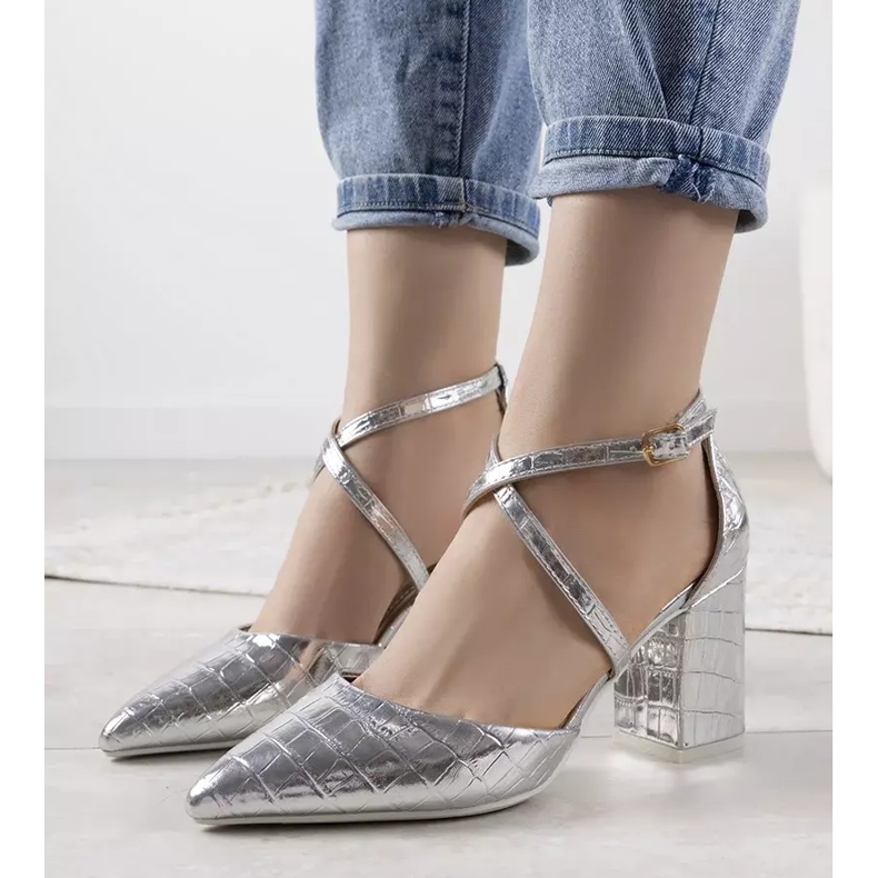 Bombas de prata em um poste Strutt 1