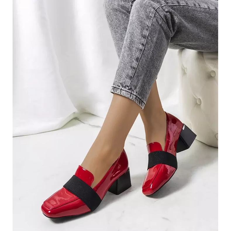 Sapatos lacados vermelhos no poste de Tammy 2