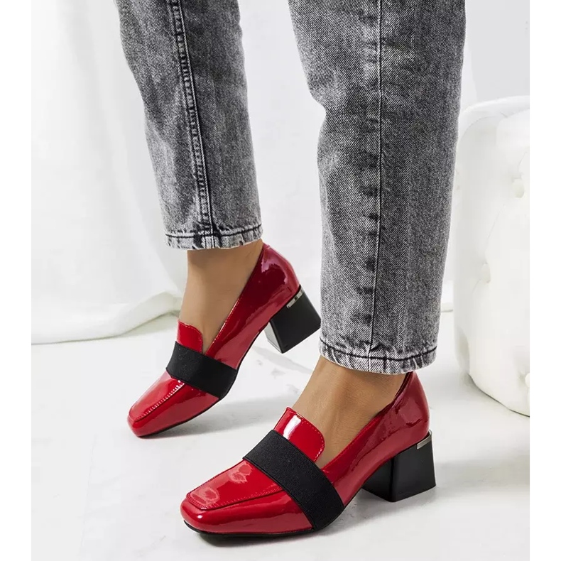 Sapatos lacados vermelhos no poste de Tammy 1