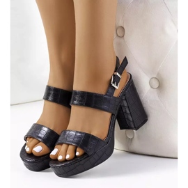 Sandálias pretas no poste Liv preto 2