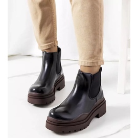 Botins pretos numa plataforma Gaffney castanha 1