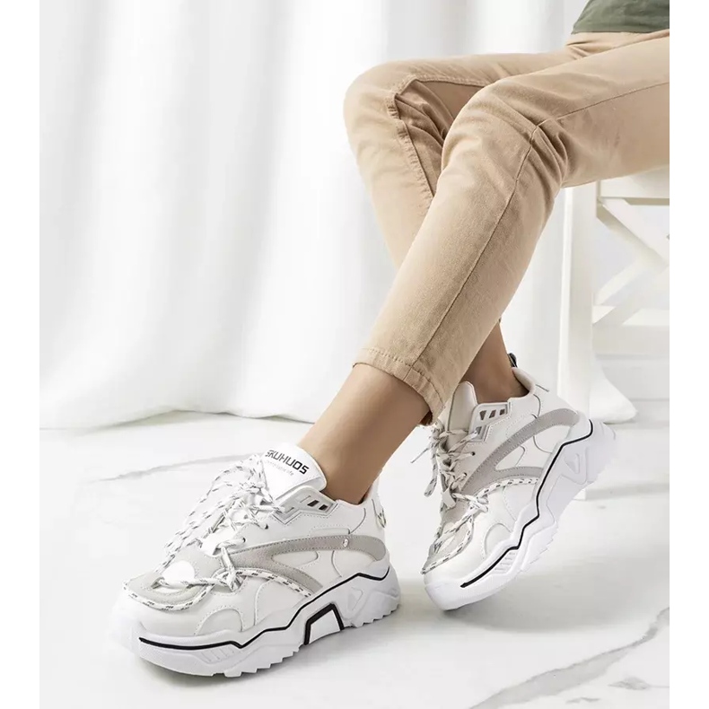 Tênis branco da Adavale 2