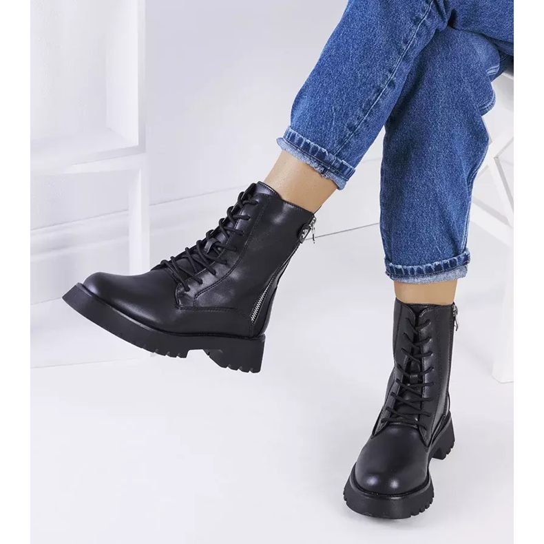 Botas pretas em uma sola maciça de Osaka preto 1