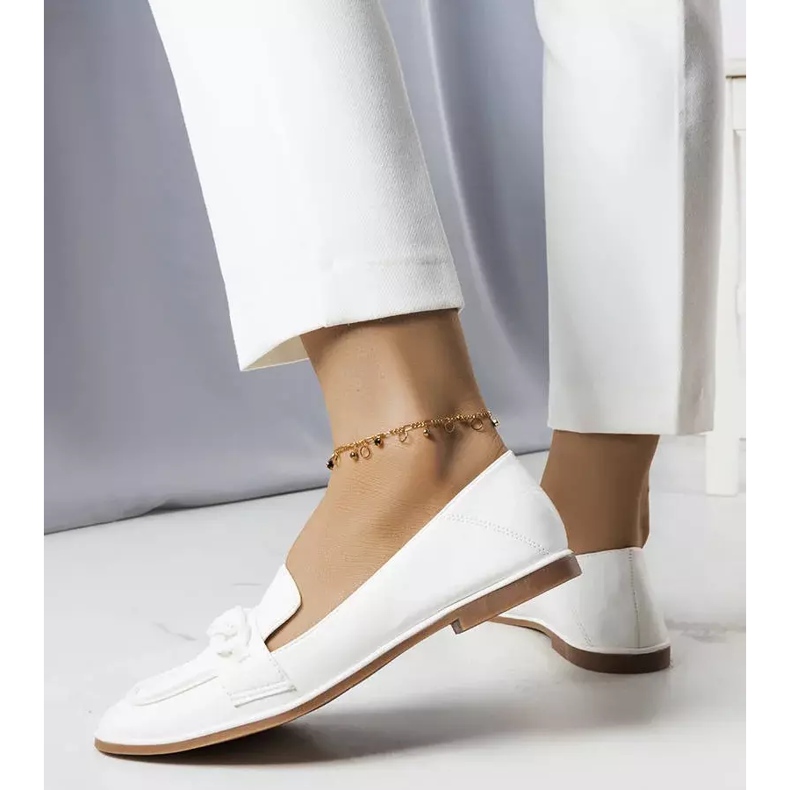 BM Mocassins brancos decorados com corrente Bobbie 2