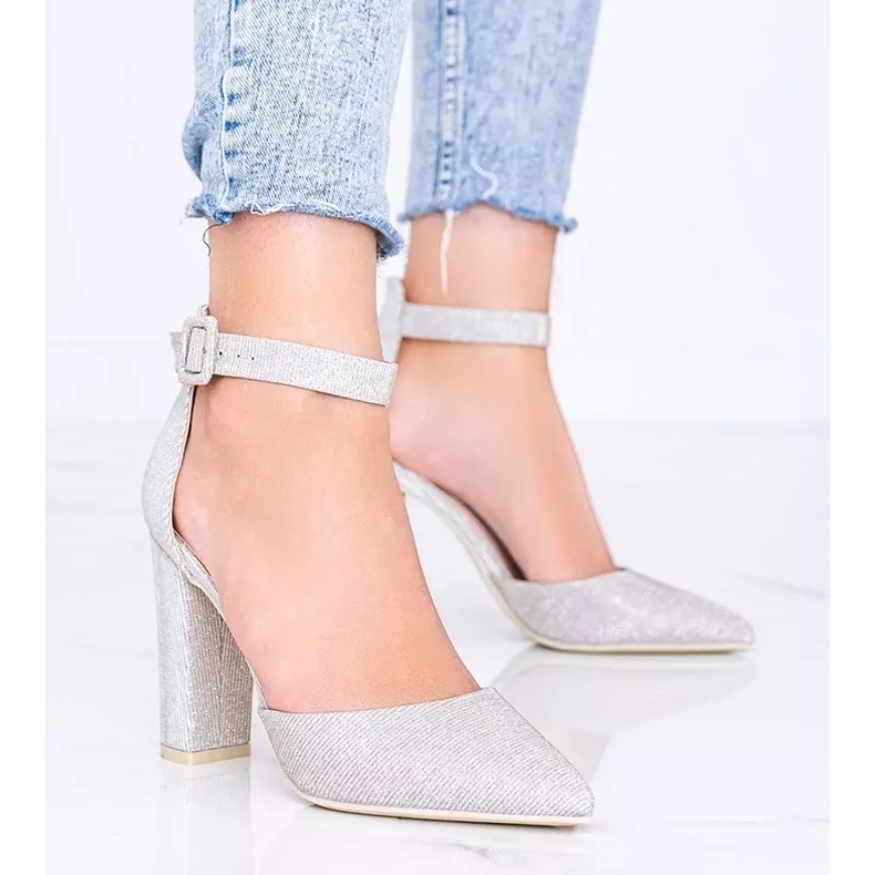 Sapatos bege brilhante no posto de Mila 1