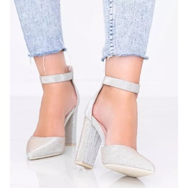 Sapatos bege brilhante no posto de Mila 2