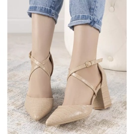 Sapatos bege em um poste Strutt 2