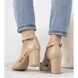 Sapatos bege em um poste Strutt 1