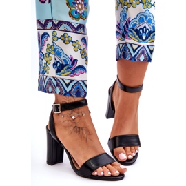 Sandálias Femininas Clássicas no Salto Preto 4