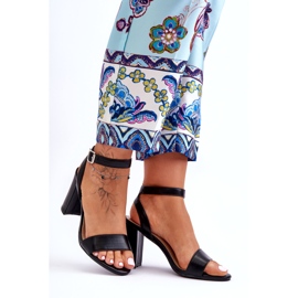 Sandálias Femininas Clássicas no Salto Preto 3