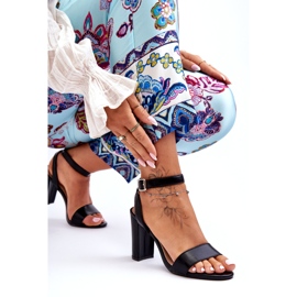 Sandálias Femininas Clássicas no Salto Preto 2