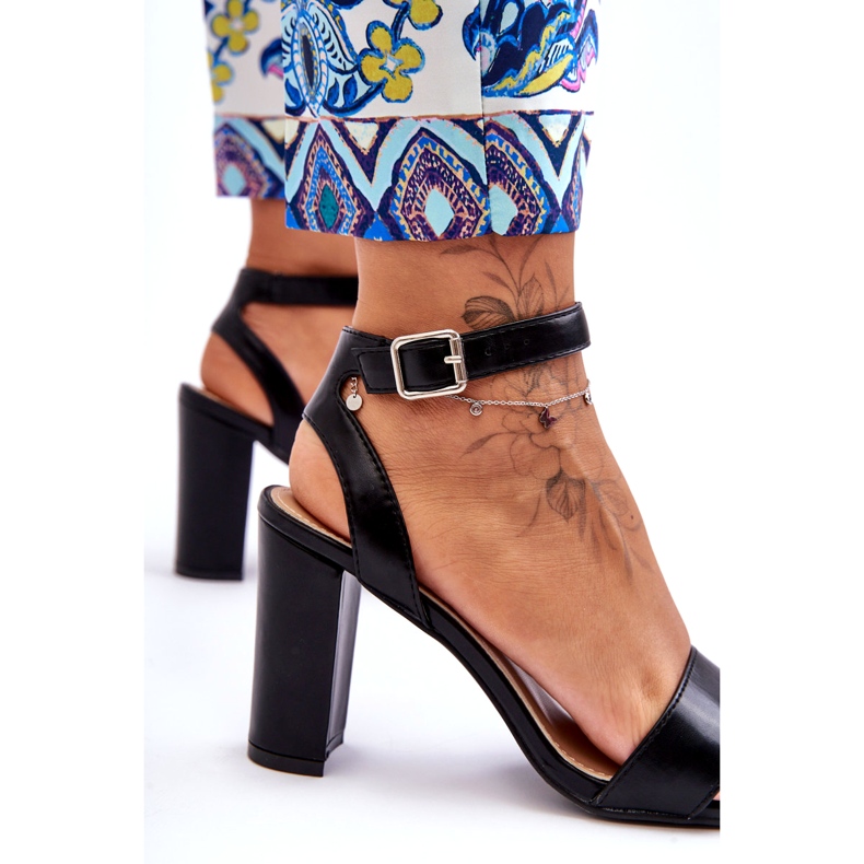 Sandálias Femininas Clássicas no Salto Preto 1