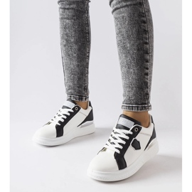 Tênis branco e preto com detalhes prateados da Via 1