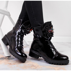 Botas femininas com miçangas, isoladas, pretas envernizadas Jezzi RMR2071-15 preto 1 Botas femininas com miçangas, isoladas, pretas envernizadas Jezzi RMR2071-15 preto 1