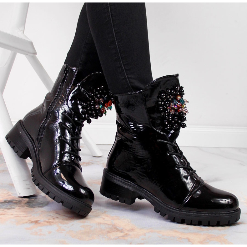 Botas femininas com miçangas, isoladas, pretas envernizadas Jezzi RMR2071-15 preto 1 Botas femininas com miçangas, isoladas, pretas envernizadas Jezzi RMR2071-15 preto 1