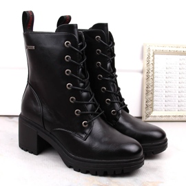 Botas pretas Vinceza com atacadores no poste preto 1