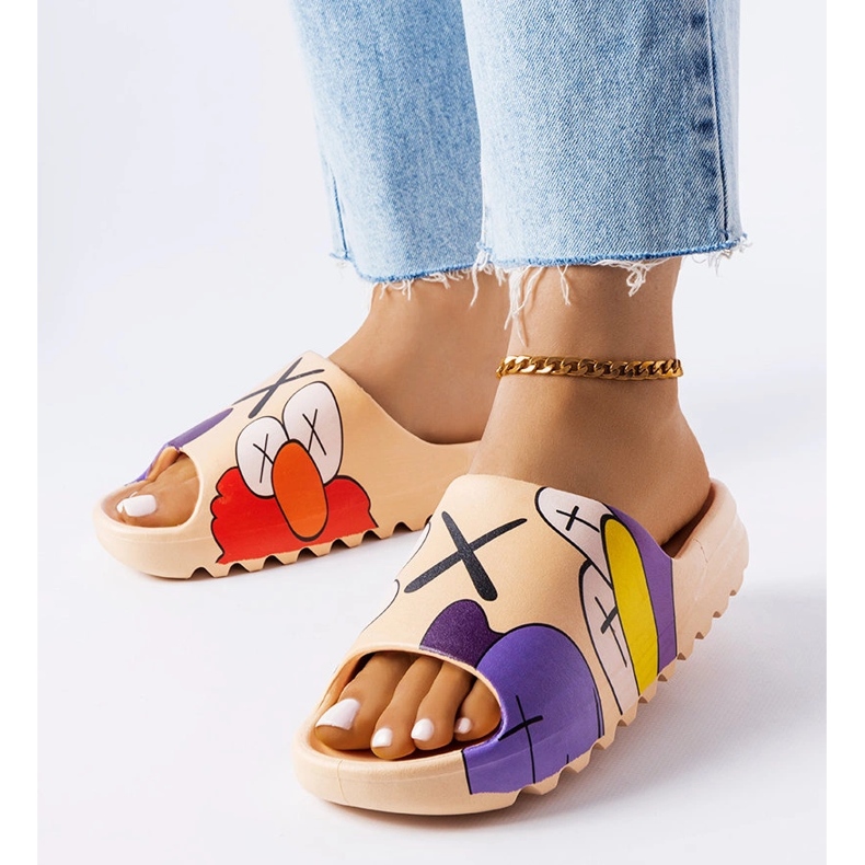 Chinelos bege escuro com estampas Lindale 1