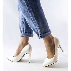 Salto agulha Marcos branco envernizado 1