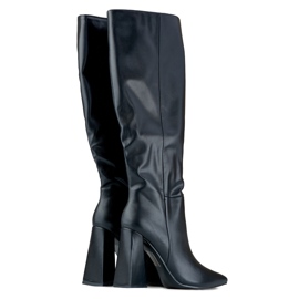 Botas pretas de salto alto feitas de couro ecológico preto 1
