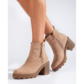 Botins de camurça bege com salto largo da Vinceza 1 Botins de camurça bege com salto largo da Vinceza 1