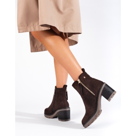 Botins de camurça marrom com salto largo da Vinceza castanho 1 Botins de camurça marrom com salto largo da Vinceza castanho 1